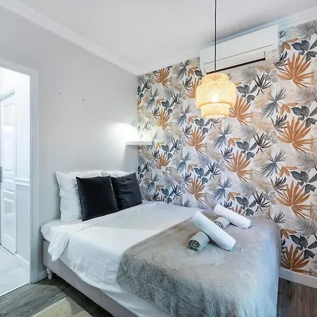 Апартаменти Townhouse Near Port & Old Town Антіб