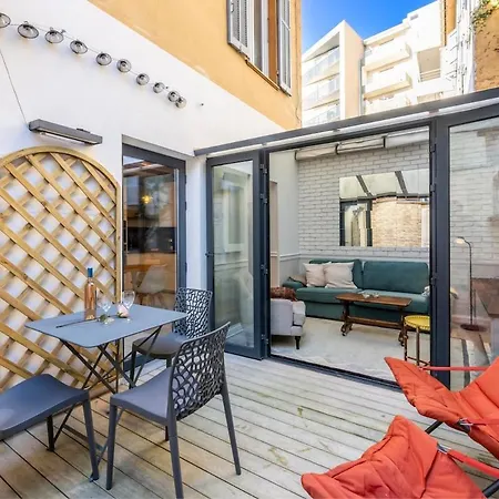 Townhouse Near Port & Old Town Апартаменти