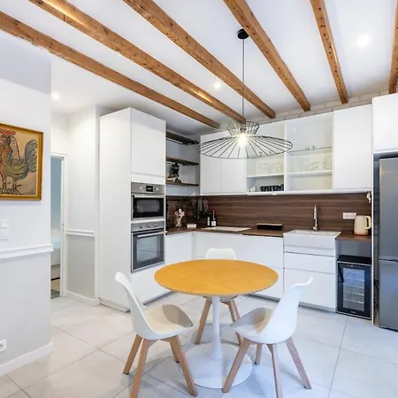 Апартаменти Townhouse Near Port & Old Town *