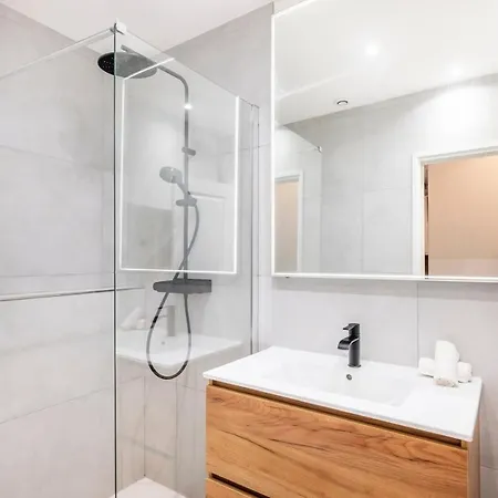 Townhouse Near Port & Old Town Apartman