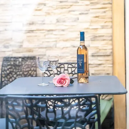 Townhouse Near Port & Old Town Apartman *